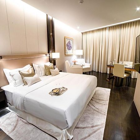 Ph Suites At Pavilion Bukit Bintang Kuala Lumpur Exteriör bild A bedroom at the hotel
