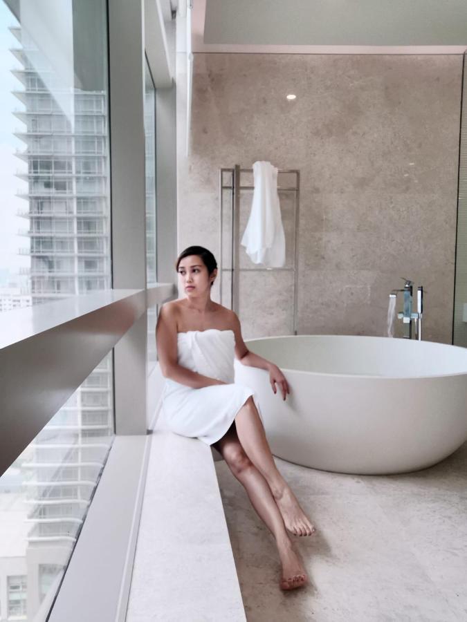 Ph Suites At Pavilion Bukit Bintang Kuala Lumpur Exteriör bild A woman wrapped in a bath sheet